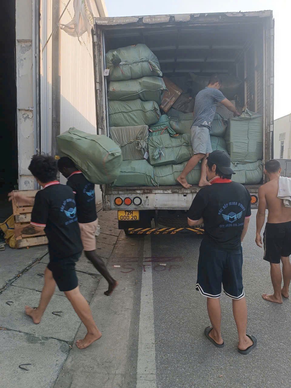 Dịch Vụ Bốc Xếp Hoàng Mai Uy Tín, Giá Rẻ 24/7 | Bốc Xếp Minh Vương